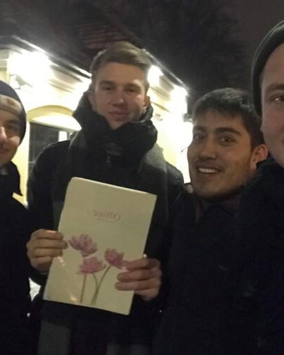 全球研究专业的大四学生亚历克西斯·罗德里格斯-加西亚是最新一位在爱沙尼亚留学的北吴学生. 亚历克西斯(左二)和新朋友在塔尔图度过了一个愉快的夜晚.