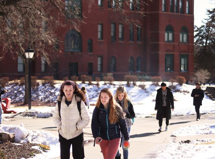 学生们在冬天散步
